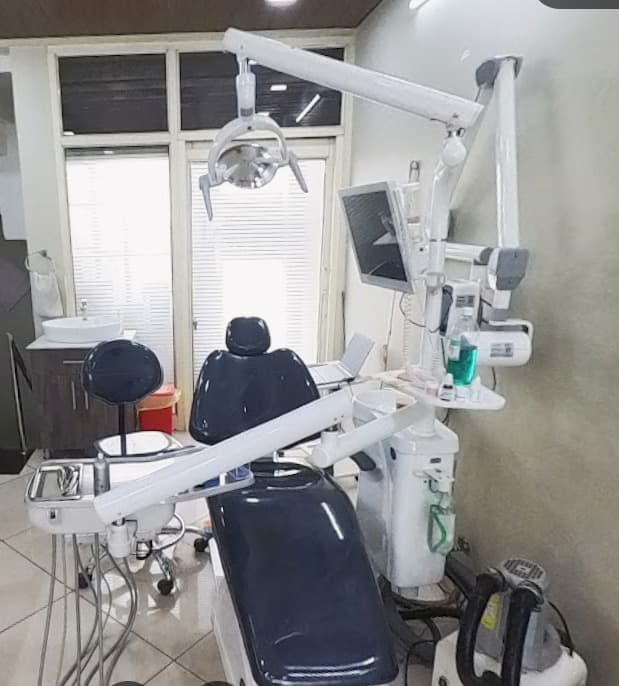 Dental treatment room with modern clinical equipment